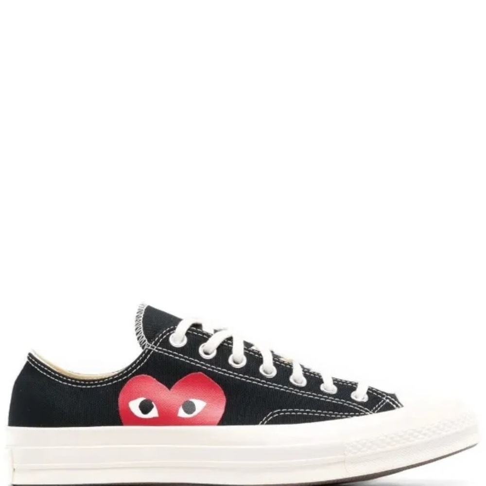 Comme Des Garçons Play x Converse
Single Heart Chuck 70 sneakers M6/W8